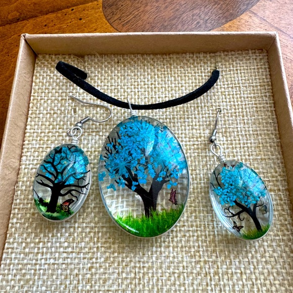 AW Jewelry Necklace and earrings set made in resin with Real Preserve flowers . - Picture 2 of 7